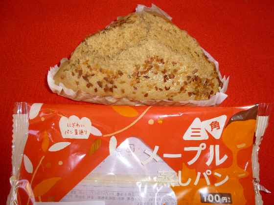 山崎製パン 和生菓子 三角メープル蒸しパン 100円 にぎわいパン屋通り 生地の真中にメープルシロップクリームなんかをドーンと入れて欲しかったです 評価 菓子パン 惣菜パン ドーナツ 洋菓子 和菓子祭り